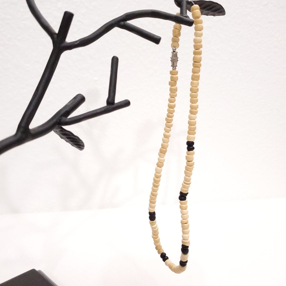 Wooden Bead necklace •natural & black - Picture 4 of 4